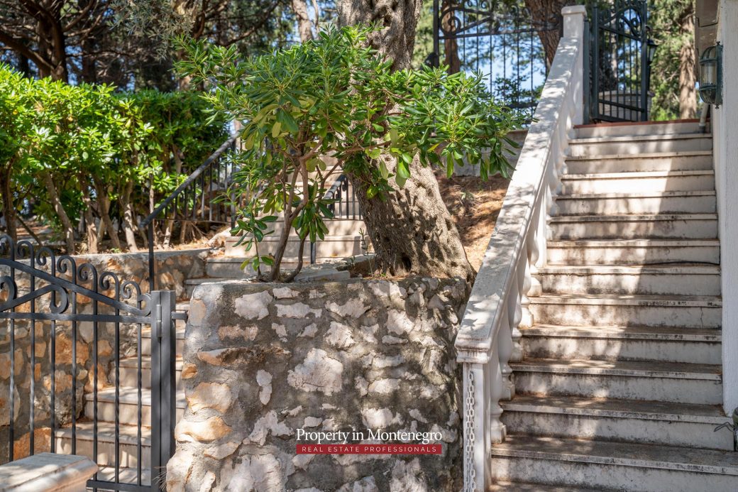 House with sea view for sale in Budva