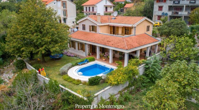 House wiht swimming pool for sale in Bay of Kotor
