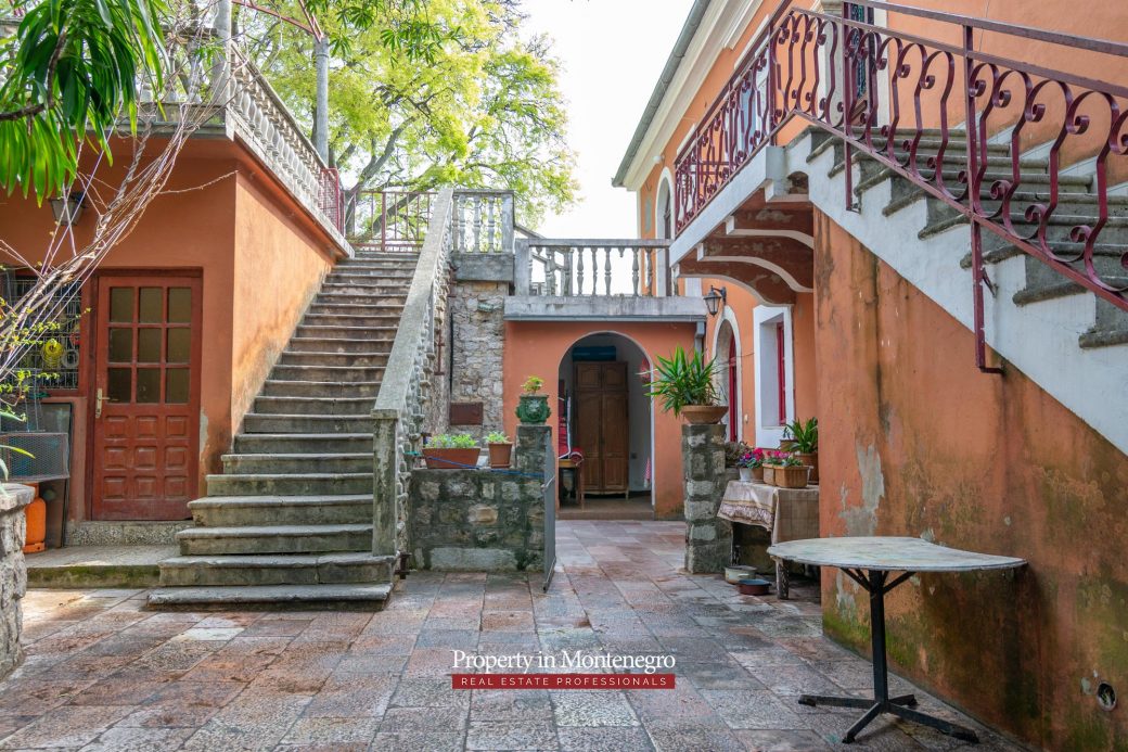 Castle house for sale in Herceg Novi