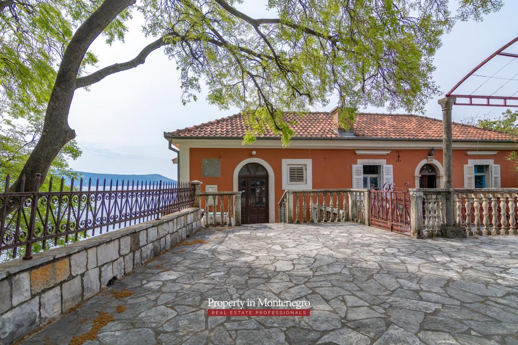 Castle house for sale in Herceg Novi