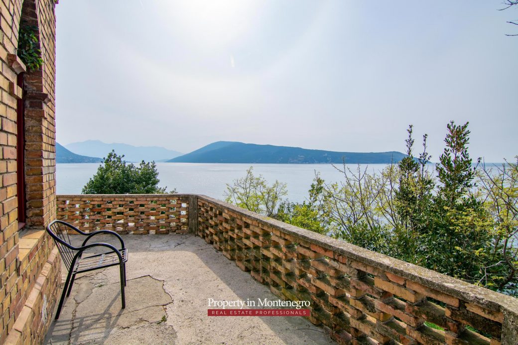 Castle house for sale in Herceg Novi