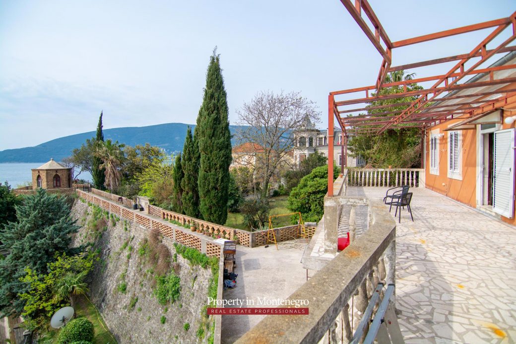 Castle house for sale in Herceg Novi