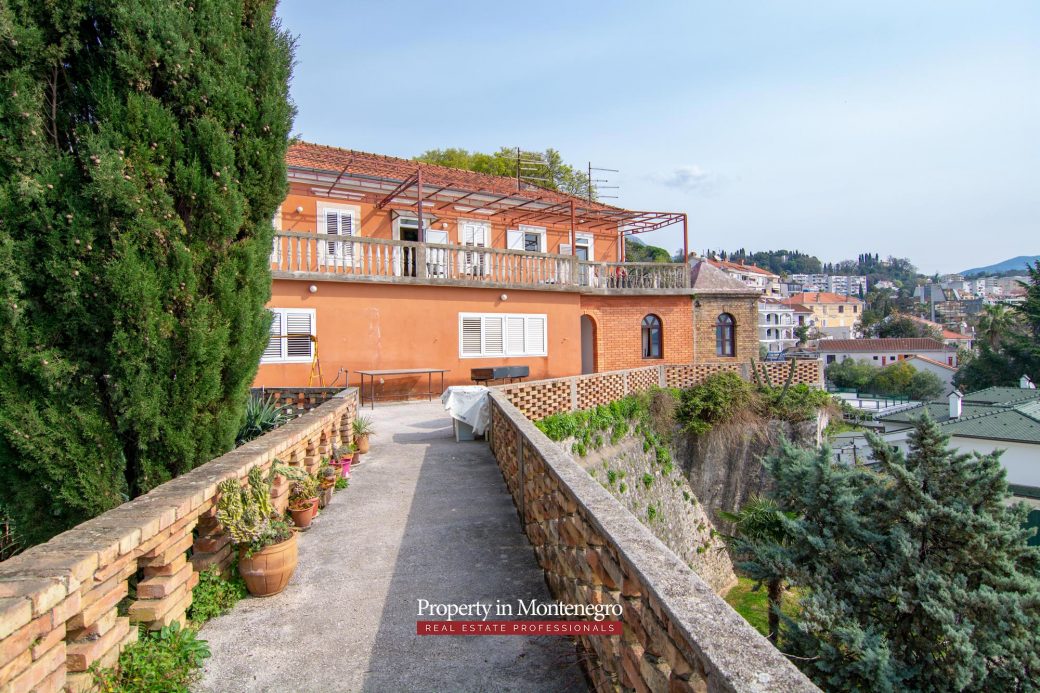 Castle house for sale in Herceg Novi