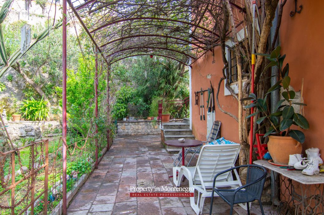 Castle house for sale in Herceg Novi