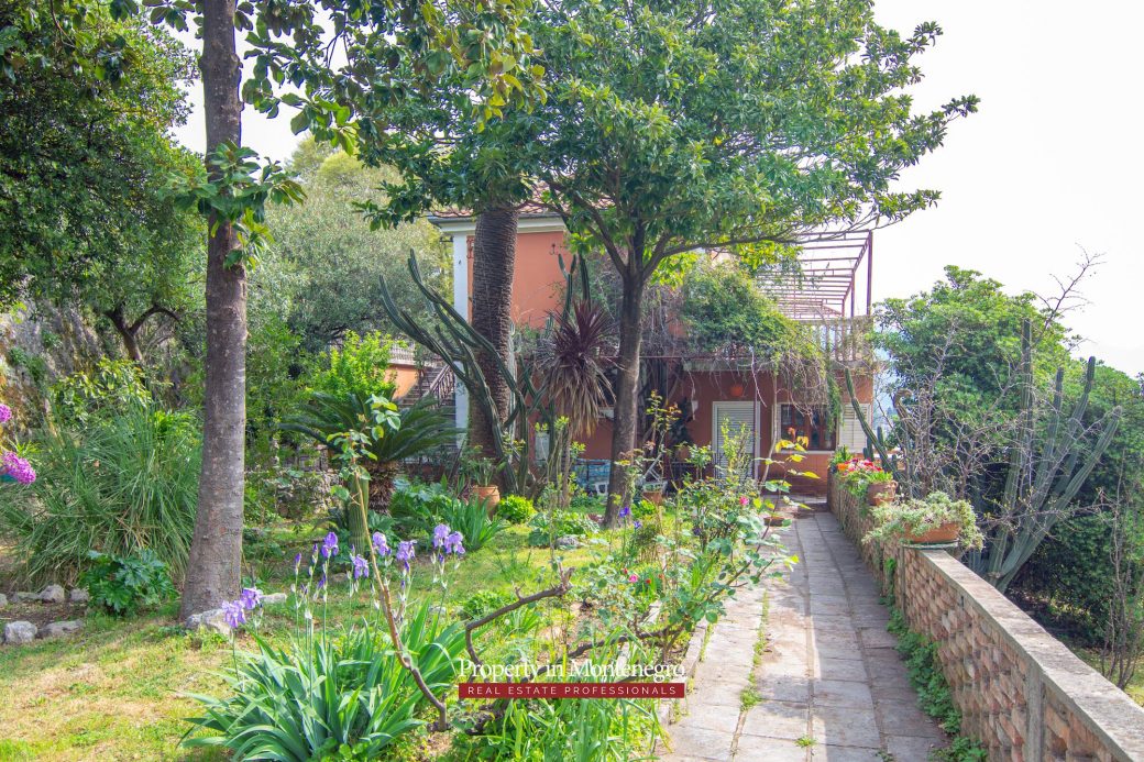 Castle house for sale in Herceg Novi