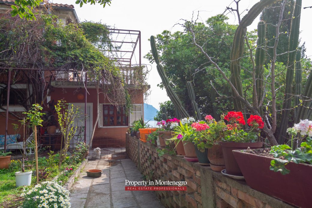 Castle house for sale in Herceg Novi