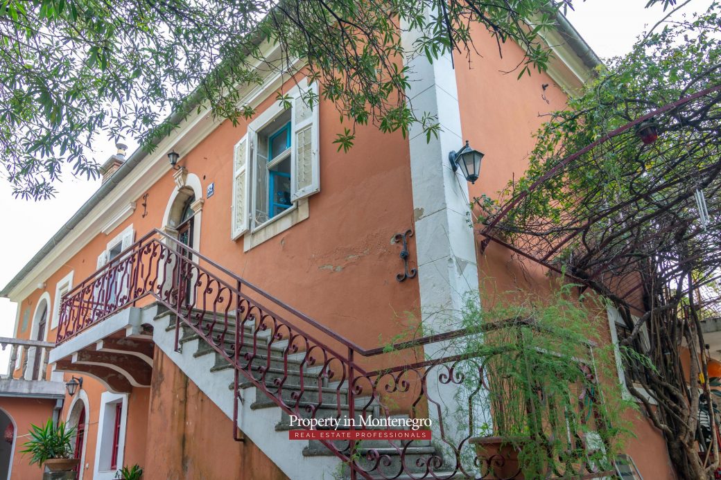 Castle house for sale in Herceg Novi