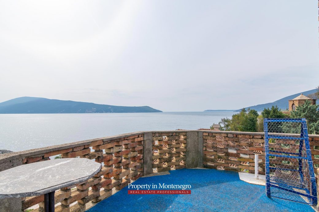 Castle house for sale in Herceg Novi