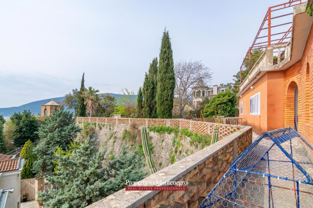 Castle house for sale in Herceg Novi