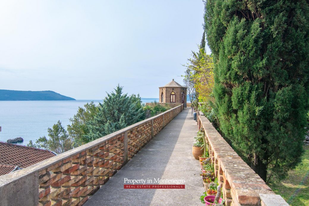 Castle house for sale in Herceg Novi