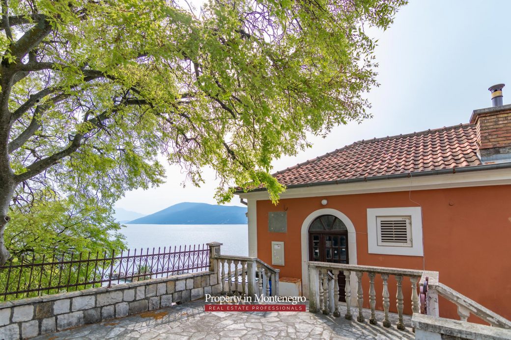 Castle house for sale in Herceg Novi