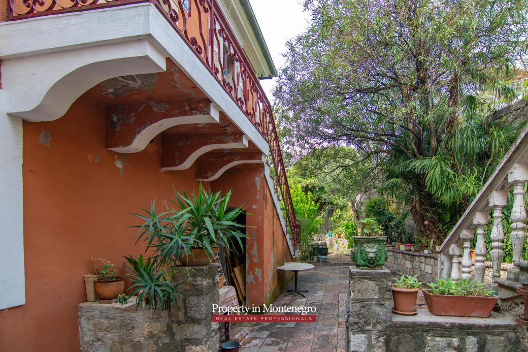 Castle house for sale in Herceg Novi