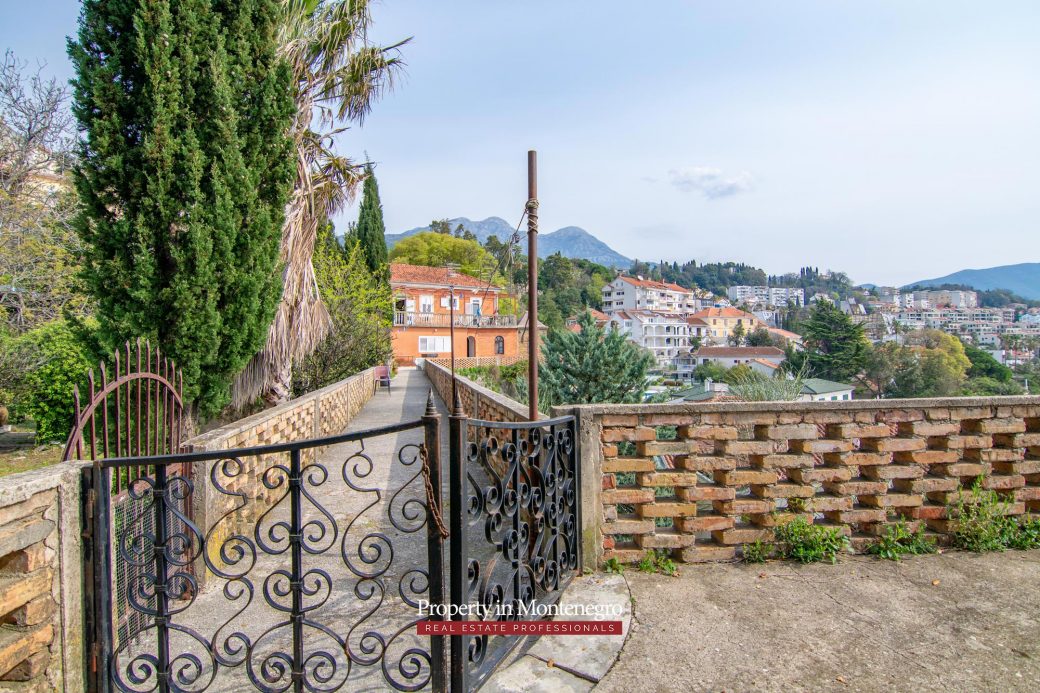 Castle house for sale in Herceg Novi