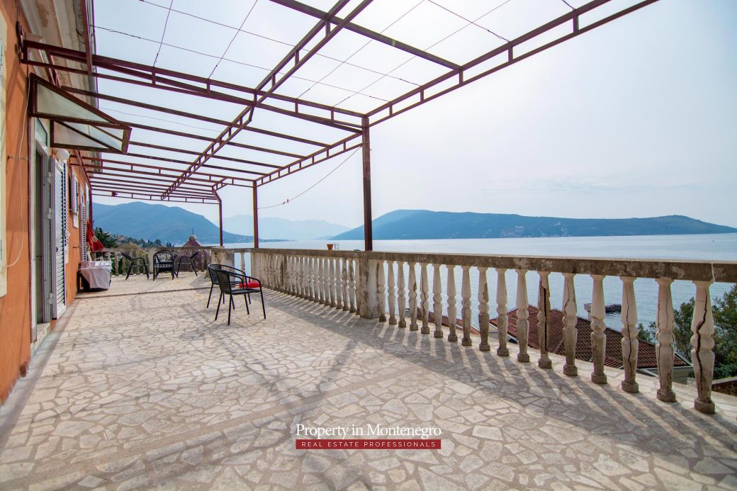 Castle house for sale in Herceg Novi