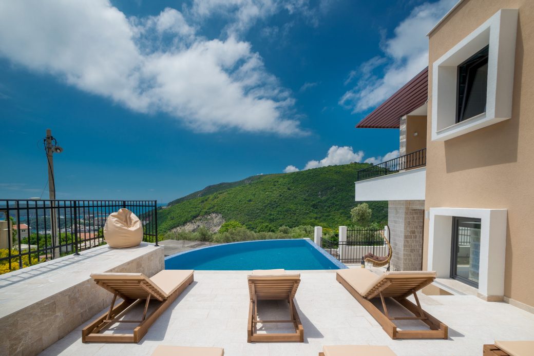 Villa with swimming pool for sale in Budva