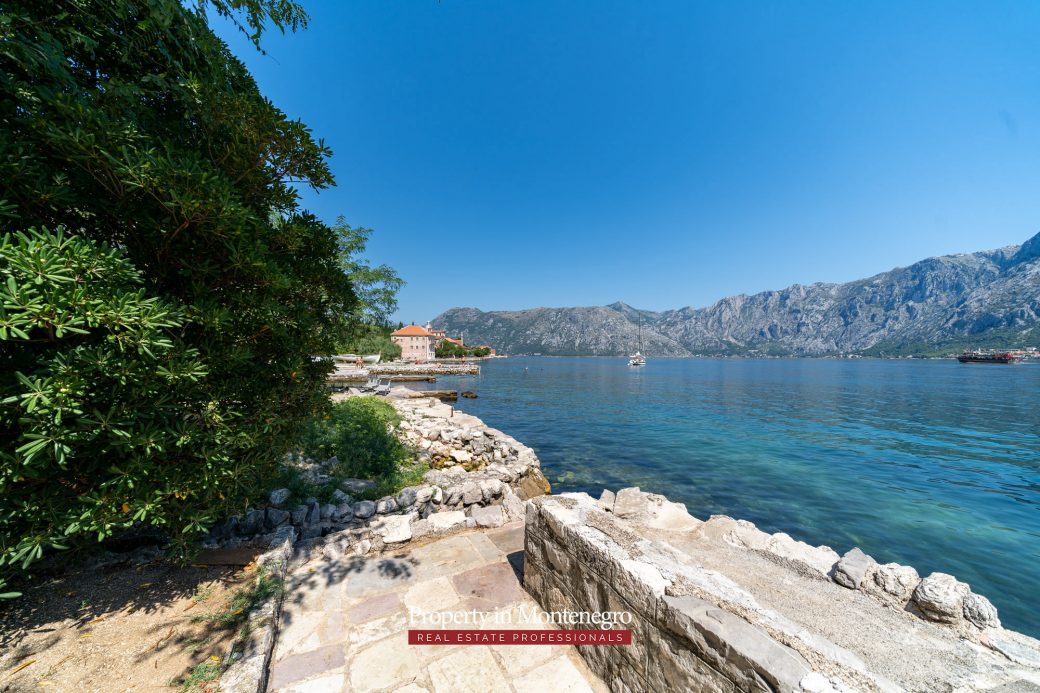 Waterfront stone house for sale in Prcanj