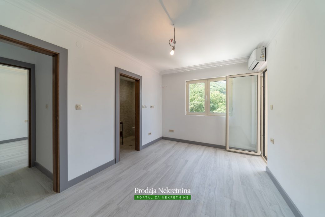 Na prodaji apartman sa bazenom u Boki Kotorskoj