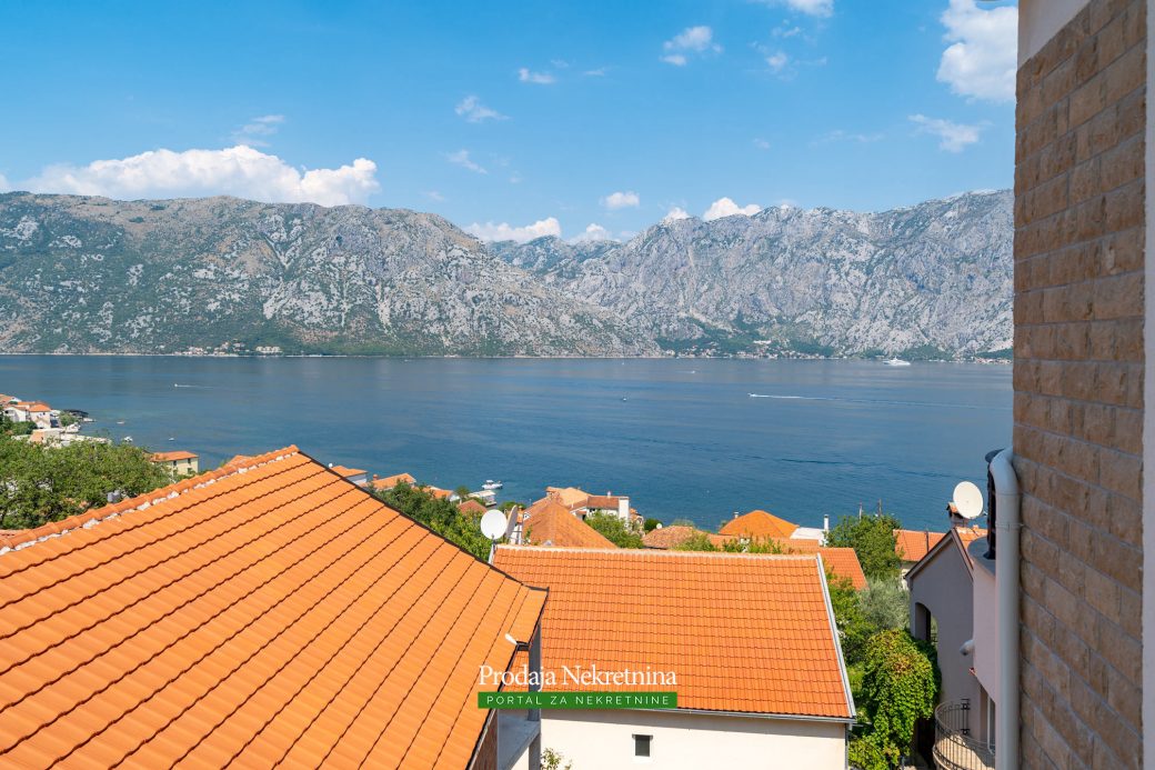 Na prodaji apartman sa bazenom u Boki Kotorskoj