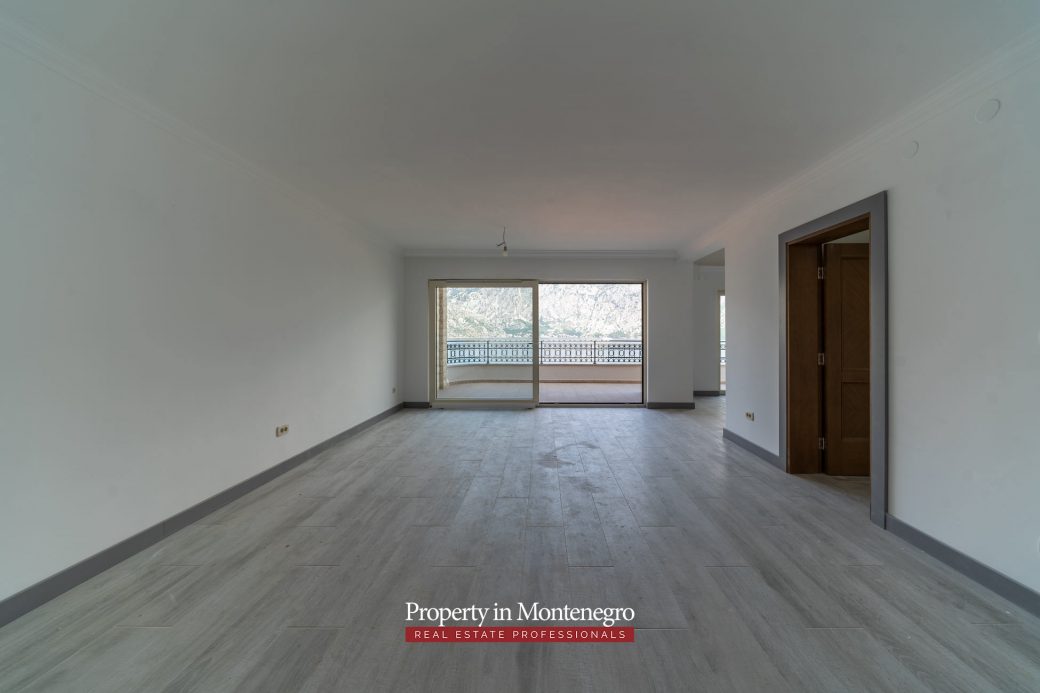 Apartment with swimming pool for sale in Prcanj