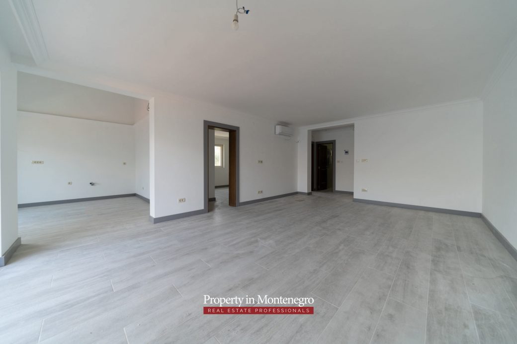 Apartment with swimming pool for sale in Prcanj