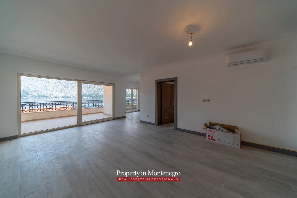 Apartment with swimming pool for sale in Prcanj