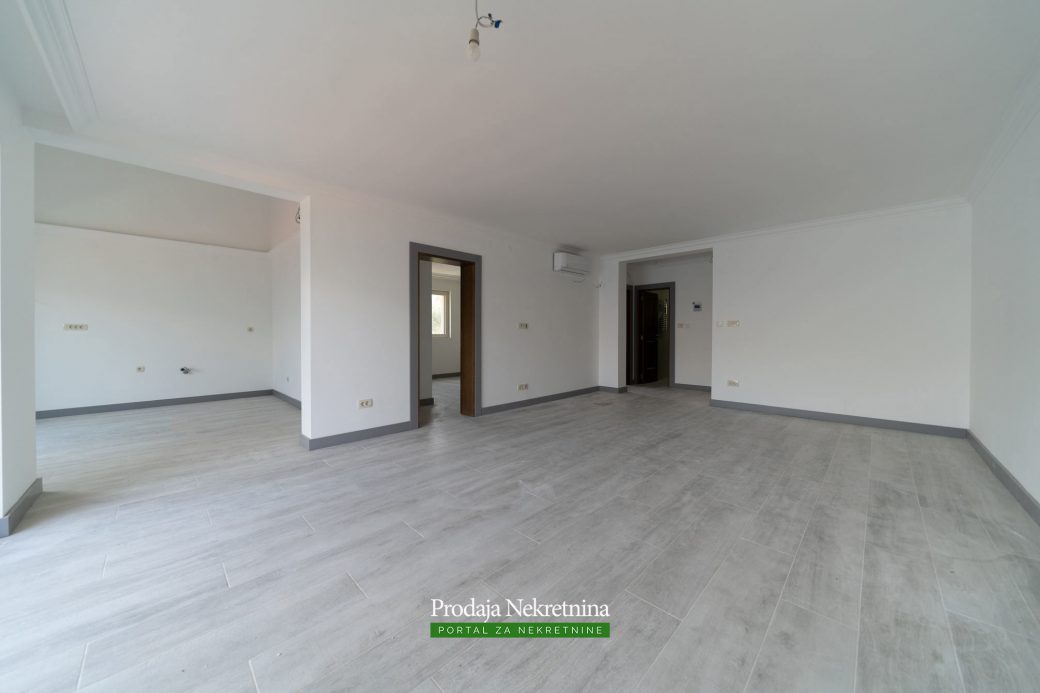 Na prodaji apartman sa bazenom u Boki Kotorskoj