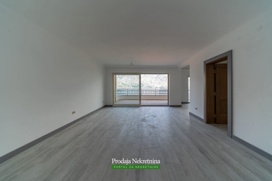 Na prodaji apartman sa bazenom u Boki Kotorskoj