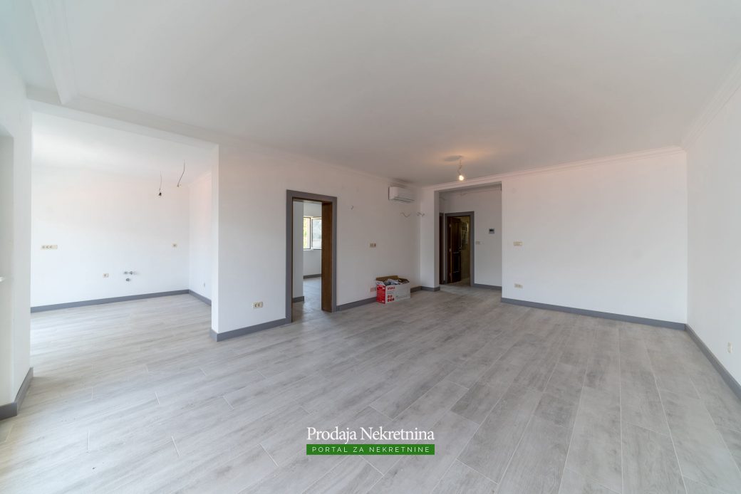 Na prodaji apartman sa bazenom u Boki Kotorskoj