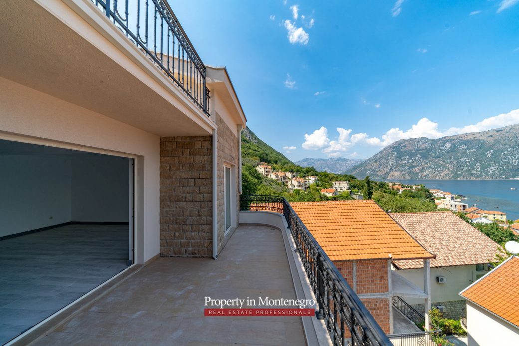 Apartment with swimming pool for sale in Prcanj