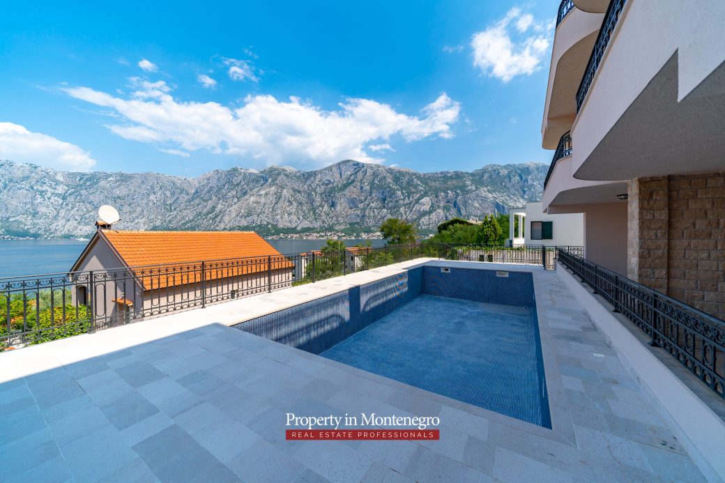 Apartment with swimming pool for sale in Prcanj