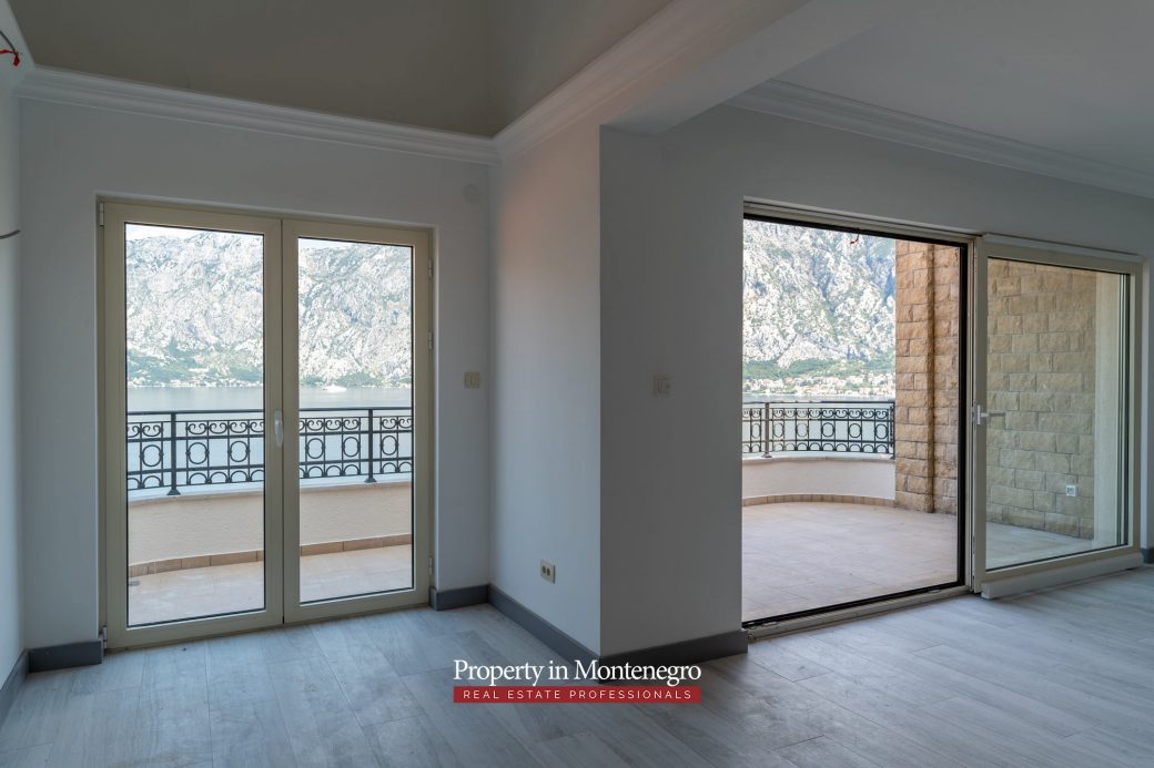 Apartment with swimming pool for sale in Prcanj