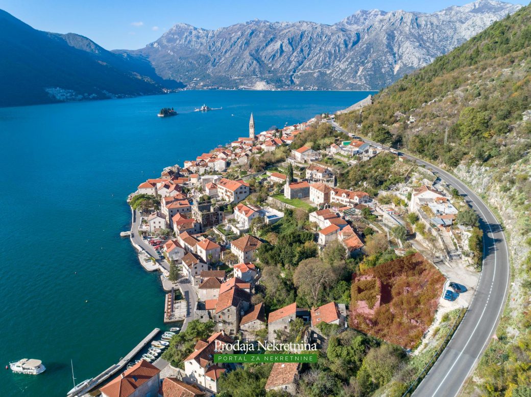 Land and house for sale in Perast