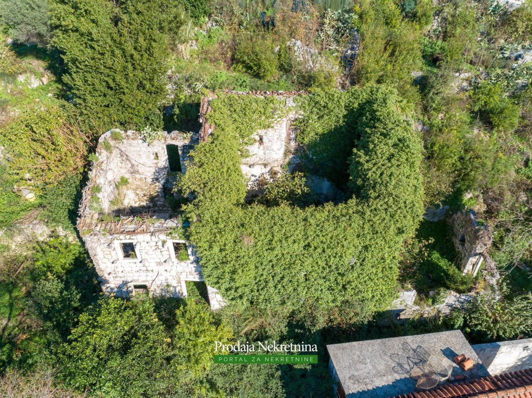 Land and house for sale in Perast