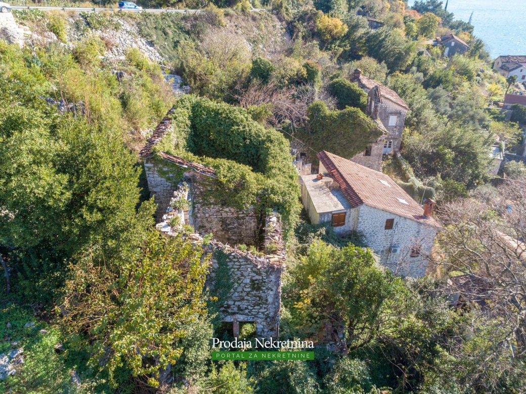 Land and house for sale in Perast