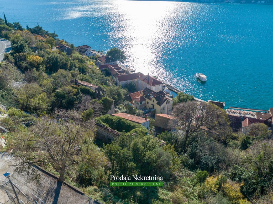 Land and house for sale in Perast