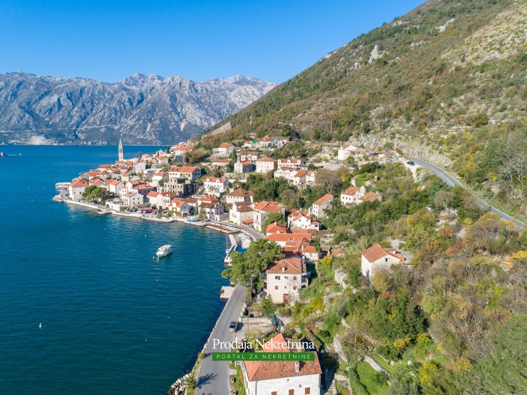 Land and house for sale in Perast