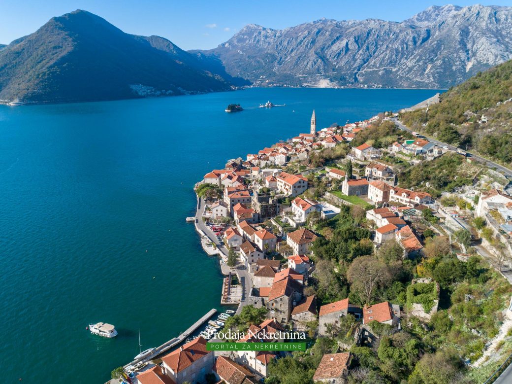 Land and house for sale in Perast