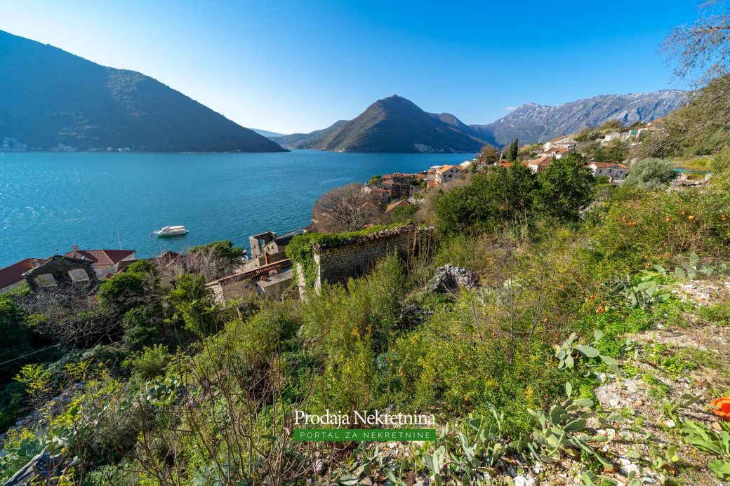 Land and house for sale in Perast