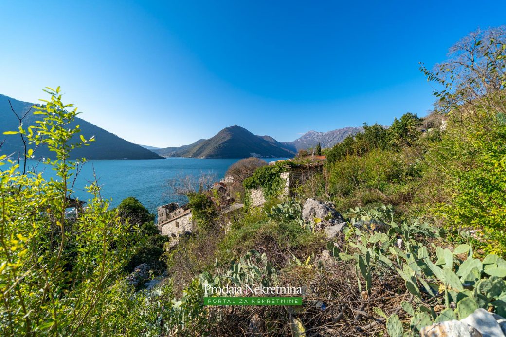 Land and house for sale in Perast