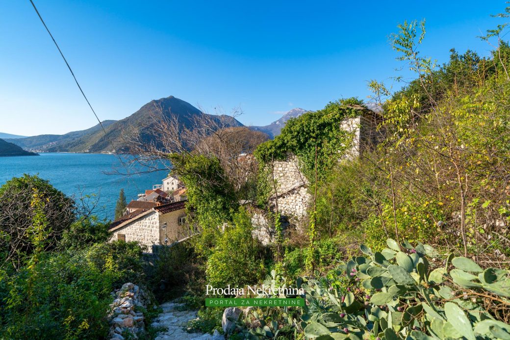 Land and house for sale in Perast