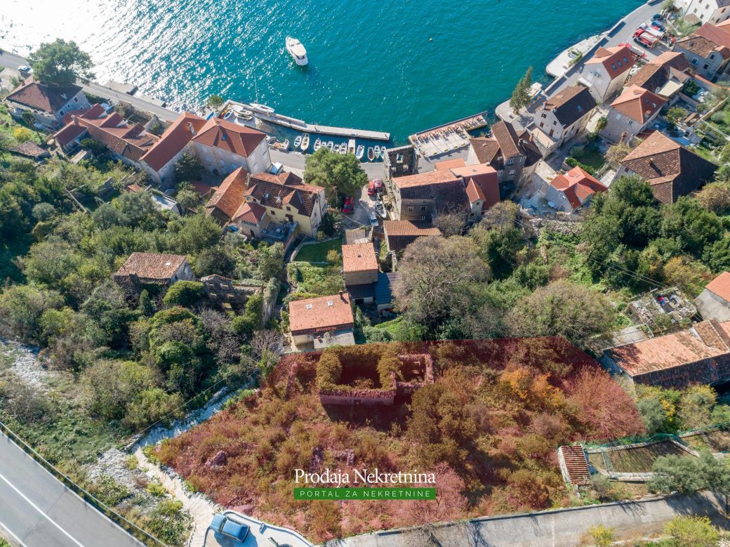 Land and house for sale in Perast