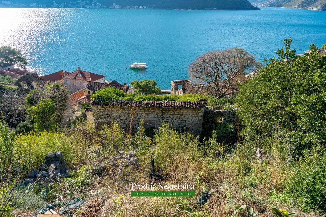 Land and house for sale in Perast