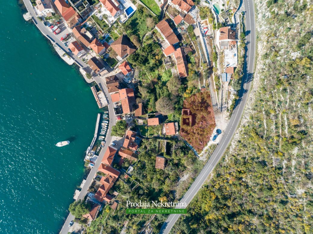 Land and house for sale in Perast