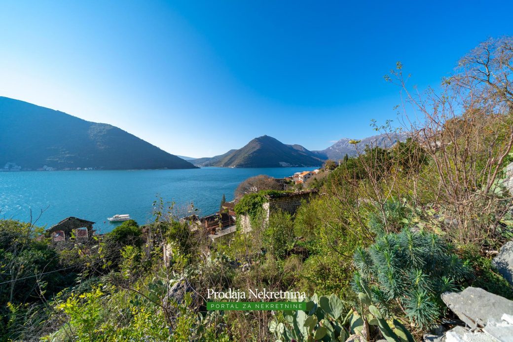 Land and house for sale in Perast