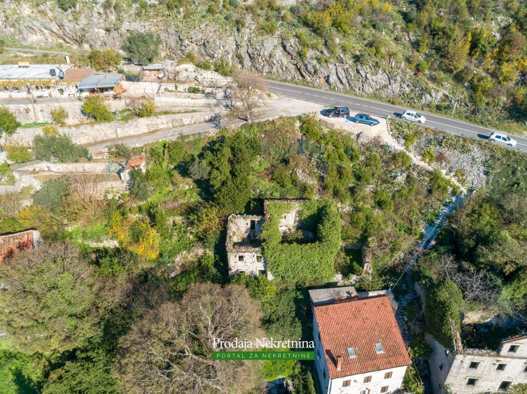 Land and house for sale in Perast