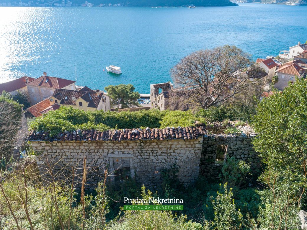 Land and house for sale in Perast