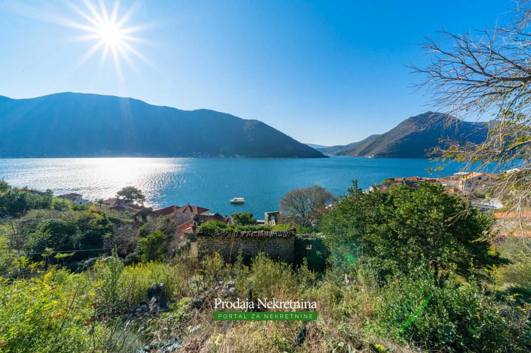 Land and house for sale in Perast