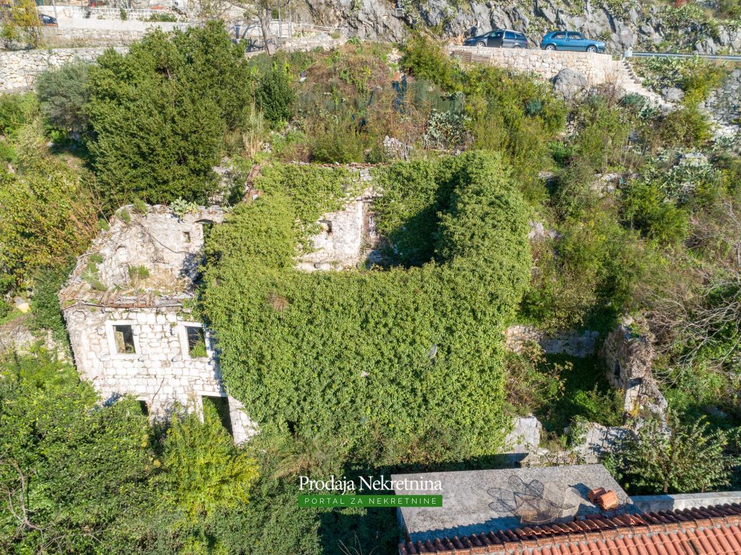 Land and house for sale in Perast