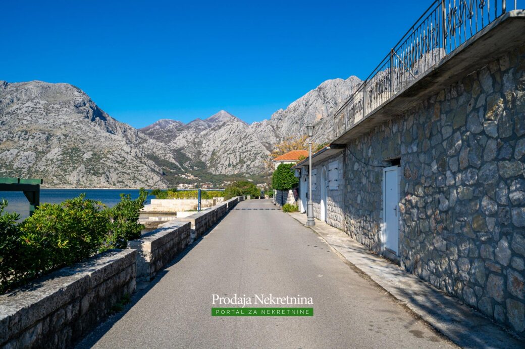 Stone house and tavern for sale in Kotor