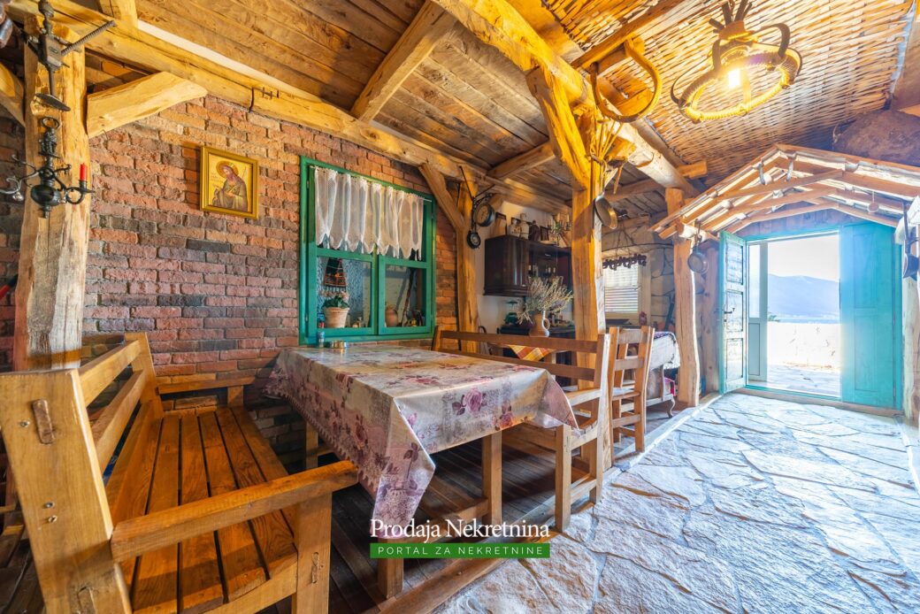 Stone house and tavern for sale in Kotor